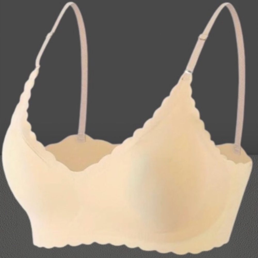 NWT Scallop Trim Wireless Bra
Comfy, Breathable Full Coverage